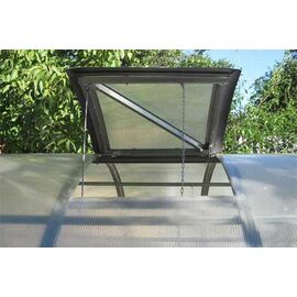 Atvērta siltumnīcas lūka saulainā dienā