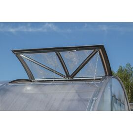 atvērta siltumnīcas lūka un zilas debesis