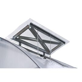 Atvērta siltumnīcas lūka un baltas debesis